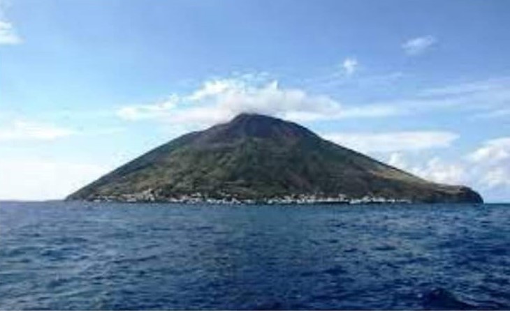Folle Incendio A Stromboli