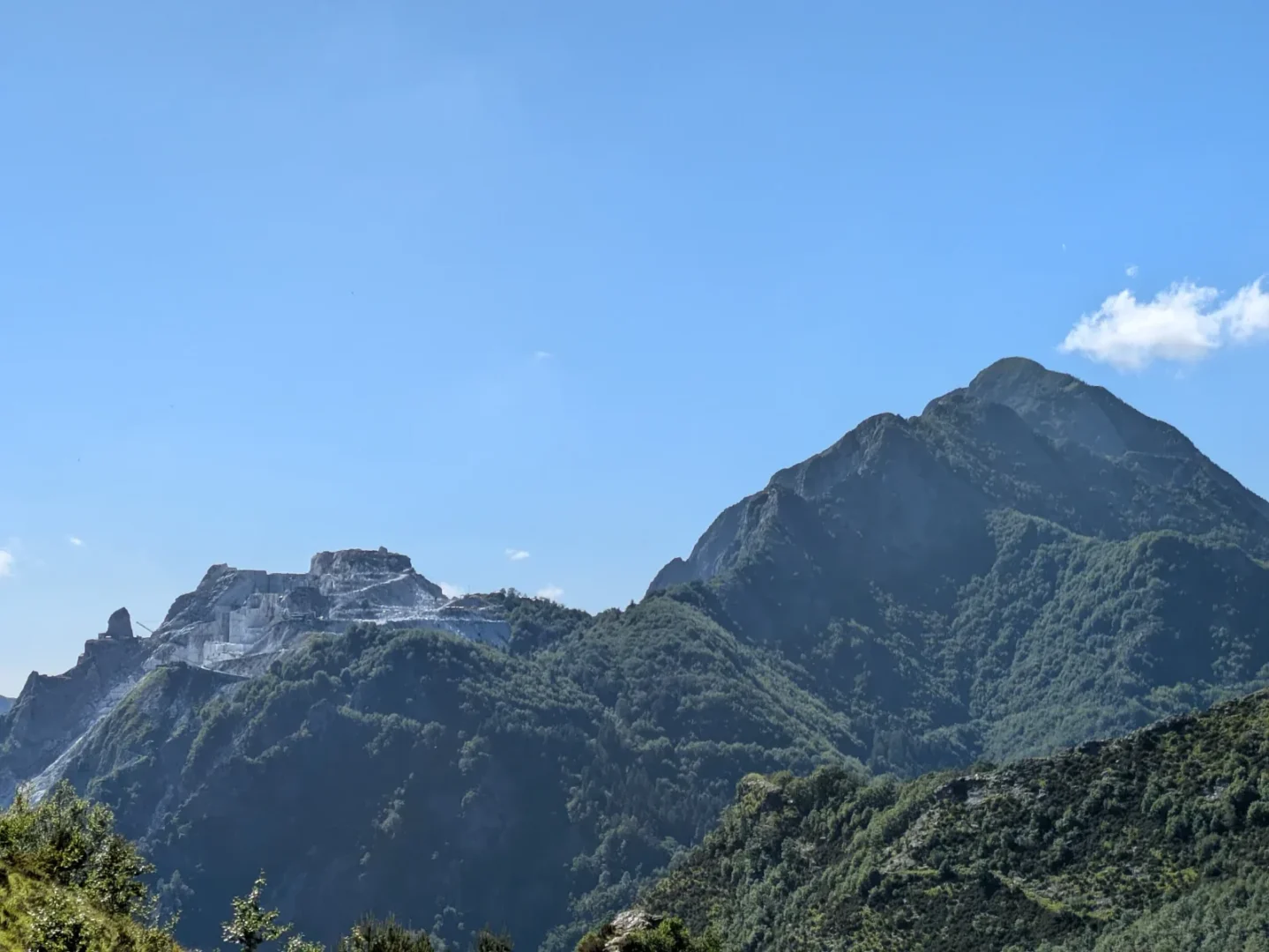 Il picco di Falcovaia, mangiato dalle Cave delle Cervaiole, e il Monte Altissimo, che il comune di Seravezza vuole vendere alla Henraux SPA