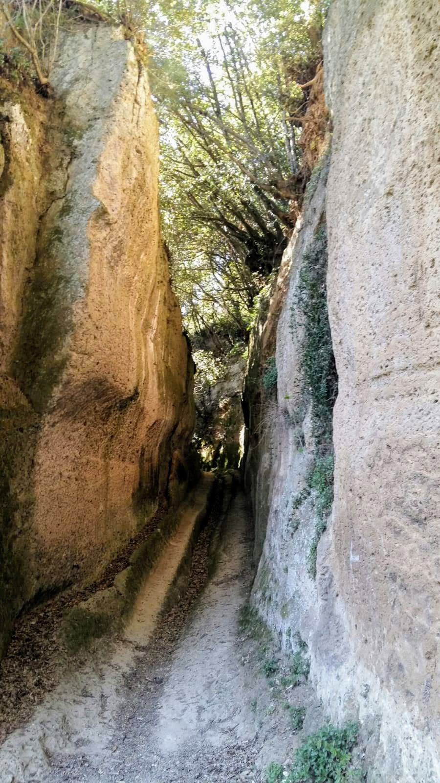 Pitigliano via cava san giuseppe - CAI Sezione di Livorno