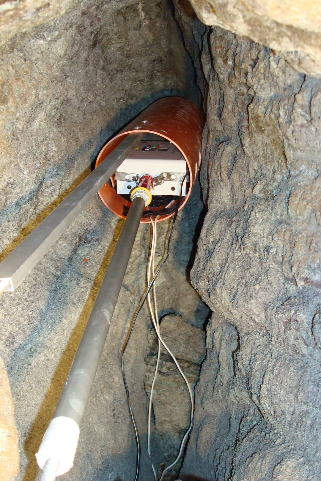 Radioattività Naturale 2 FOTO 9 buco porfiroidi eze villavecchia - CAI BOSSEA