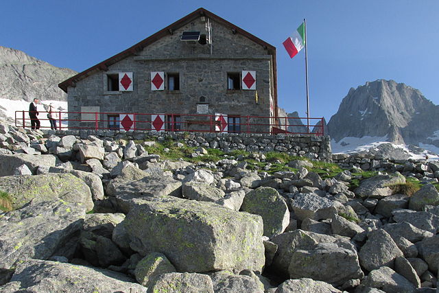 640px Rifugio gianetti piz badile 20130714 - CAI Rifugi e Opere Alpine Lombardia